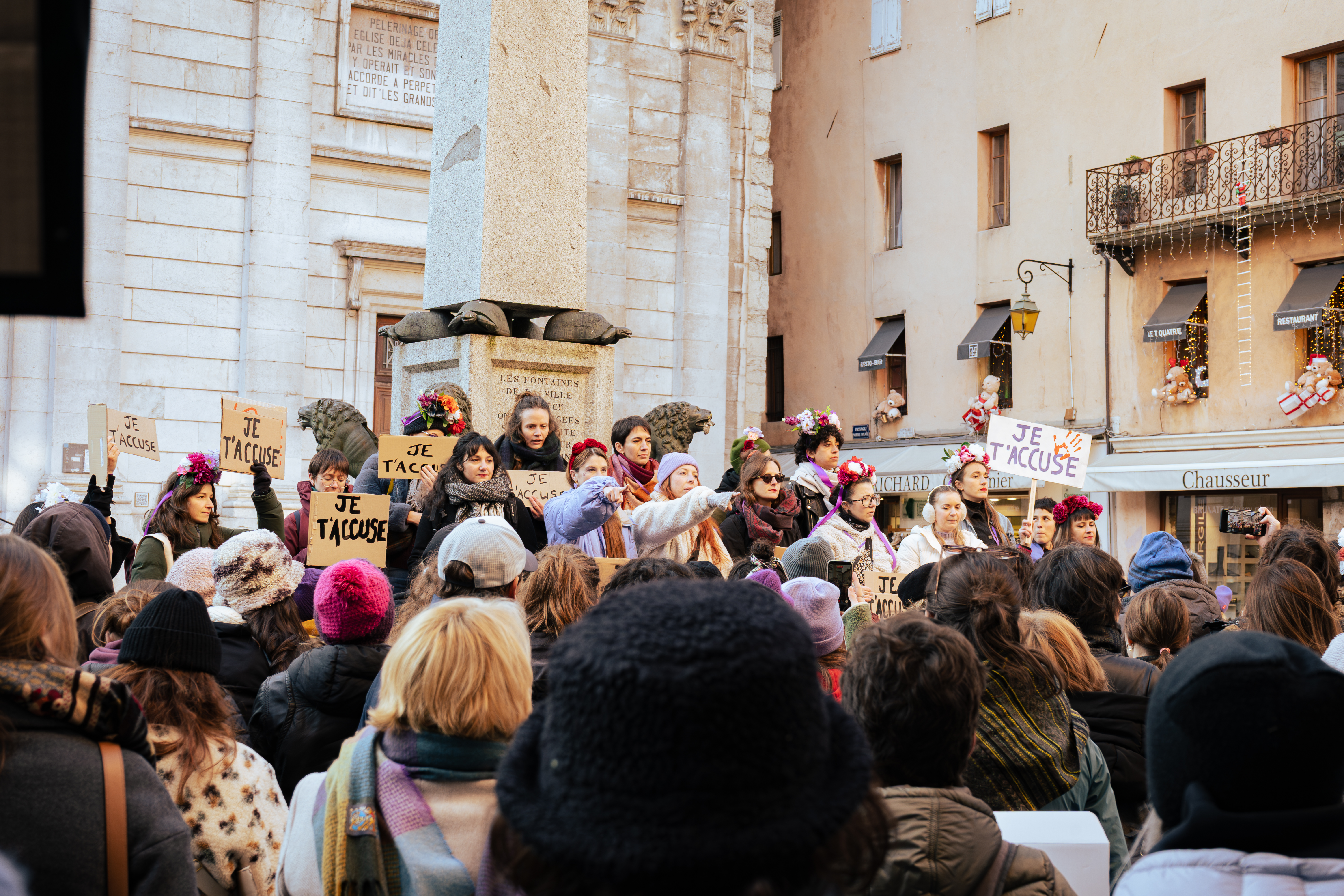 Rassemblement de femmes sur une place d'Annecy lors de la Marche du 22 novembre : journée internationale de la lutte contre les violences faites aux femmes.
